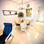 2 Bed Elviria - 65sqm Terrace - Pools - Walk To アパート *