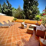 アパート 2 Bed Elviria - 65sqm Terrace - Pools - Walk To *