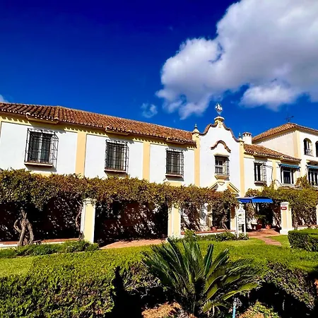 شقة 2 Bed Elviria - 65sqm Terrace - Pools - Walk To *