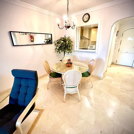 2 Bed Elviria - 65sqm Terrace - Pools - Walk To 公寓 *