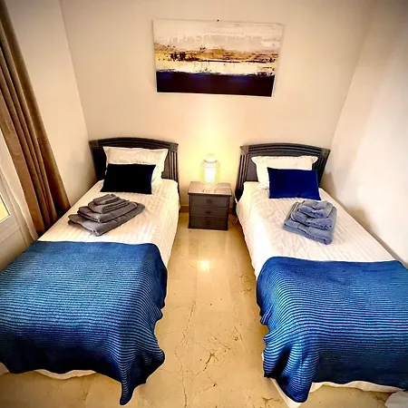 2 Bed Elviria - 65sqm Terrace - Pools - Walk To 公寓 *