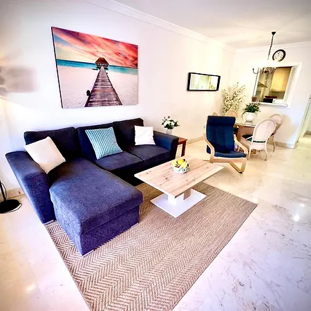 2 Bed Elviria - 65sqm Terrace - Pools - Walk To 马尔韦利亚