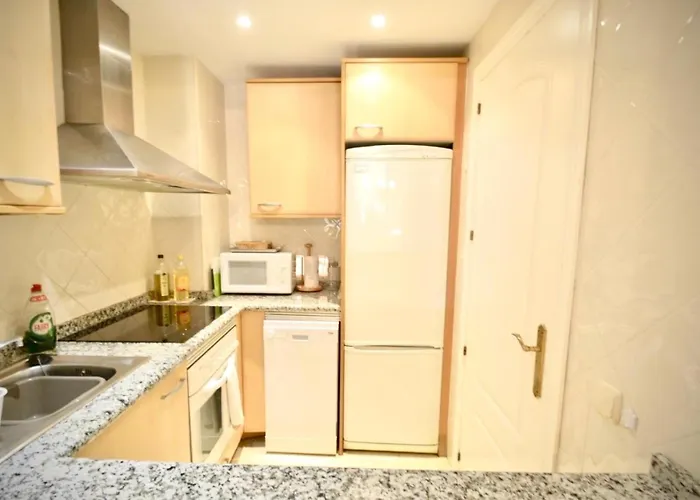 شقة 2 Bed Elviria - 65sqm Terrace - Pools - Walk To *