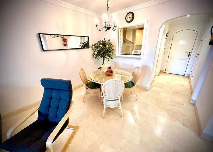 2 Bed Elviria - 65sqm Terrace - Pools - Walk To شقة *