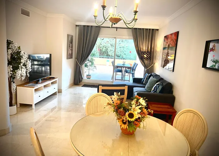 شقة 2 Bed Elviria - 65sqm Terrace - Pools - Walk To