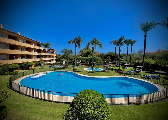 شقة 2 Bed Elviria - 65sqm Terrace - Pools - Walk To *